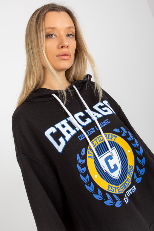 Must naiste kapuuts pikema seljaga