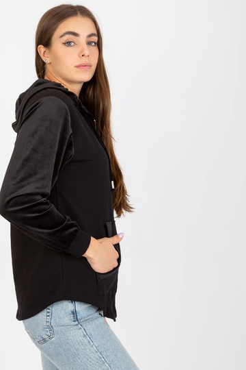 Must puuvillane kapuutsiga...