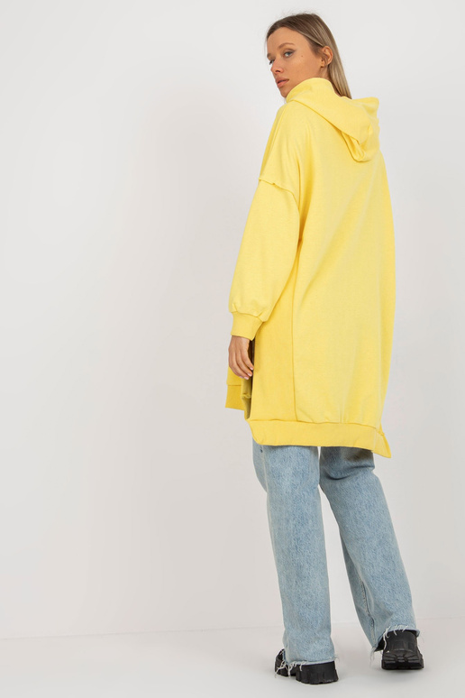 Kollane pikk kapuutsi ja lõhikutega...