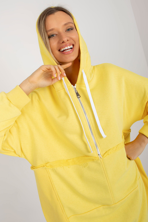 Kollane pikk kapuutsi ja lõhikutega...