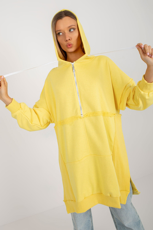 Kollane pikk kapuutsi ja lõhikutega...