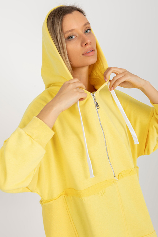 Kollane pikk kapuutsi ja lõhikutega...