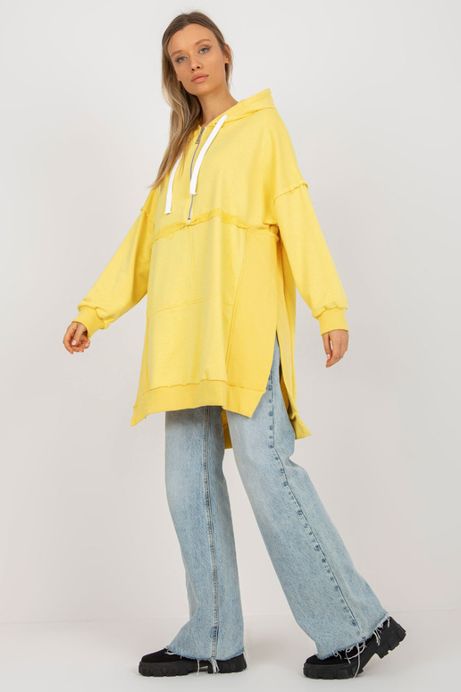 Kollane pikk kapuutsi ja lõhikutega...