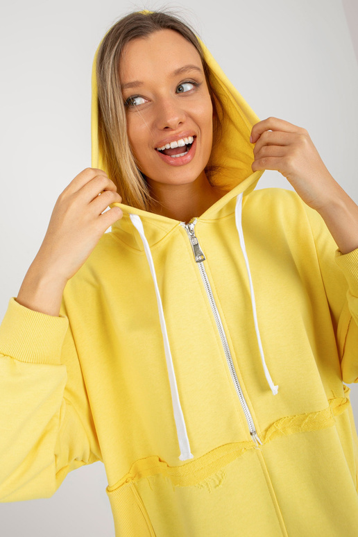 Kollane pikk kapuutsi ja lõhikutega...