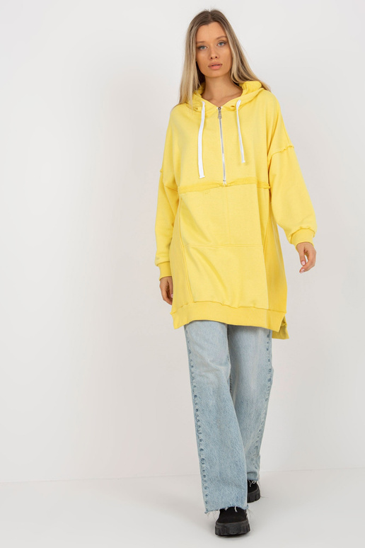 Kollane pikk kapuutsi ja lõhikutega...