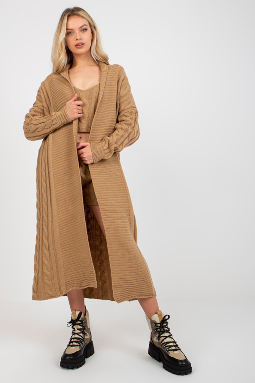 Kaameli kolmeosaline kootud komplekt... Kaameli kolmeosaline kootud komplekt...