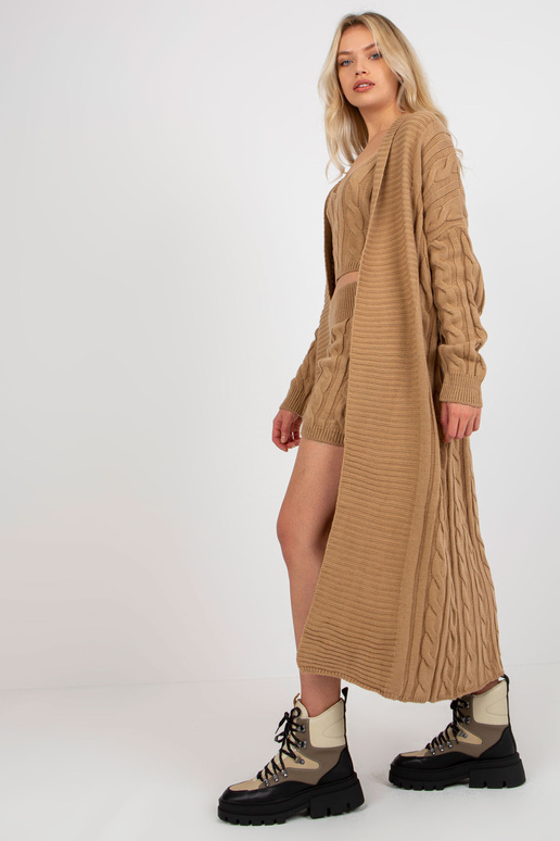 Kaameli kolmeosaline kootud komplekt... Kaameli kolmeosaline kootud komplekt...