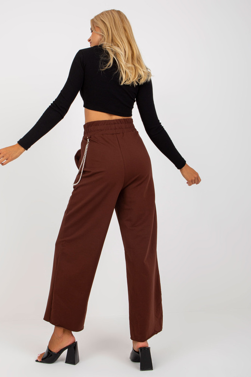 Tumepruunid laiad aukudega dressipüksid