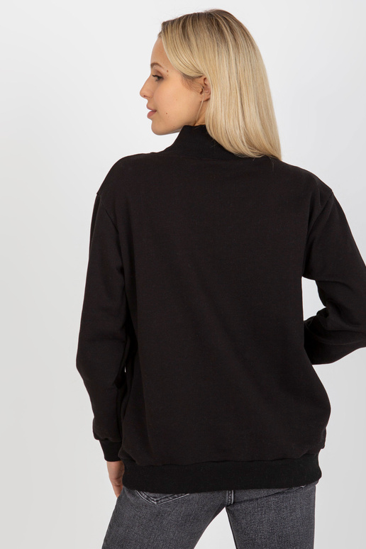 Must kapuutsita kolmnurkse kaelusega...