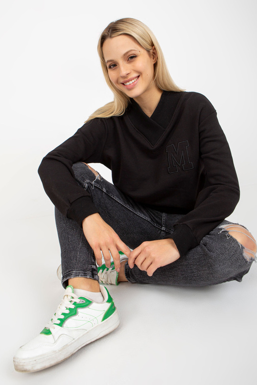 Must kapuutsita kolmnurkse kaelusega...