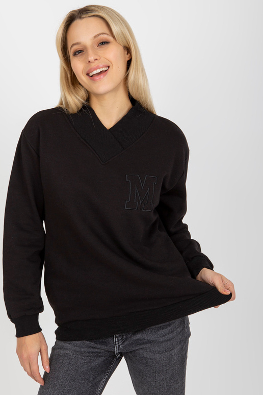 Must kapuutsita kolmnurkse kaelusega...