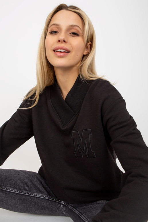 Must kapuutsita kolmnurkse kaelusega...