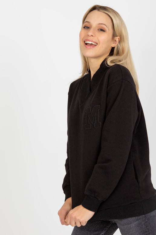 Must kapuutsita kolmnurkse kaelusega...