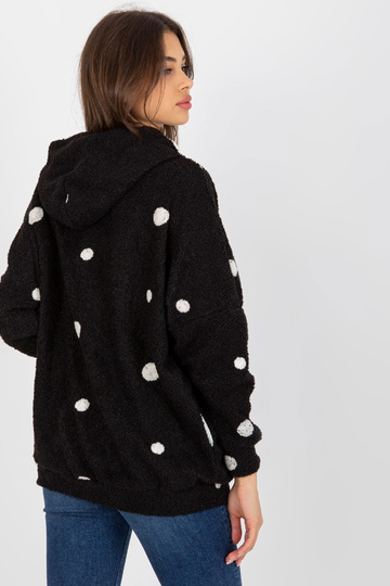 Must plüüsist täpiline...