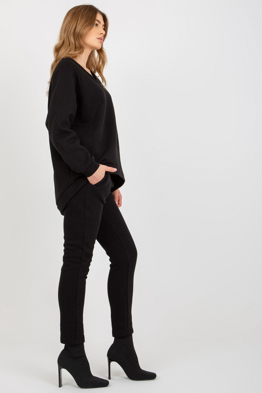 Must kaheosaline V-kaelusega...