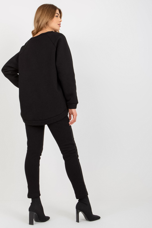 Must kaheosaline V-kaelusega...