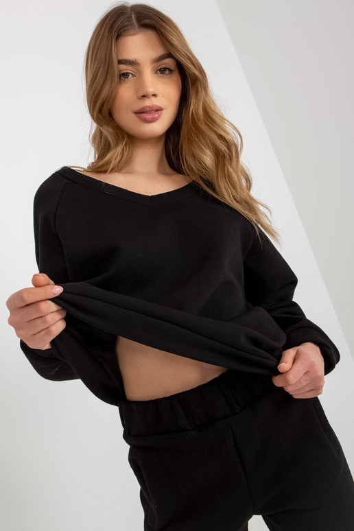 Must kaheosaline V-kaelusega...