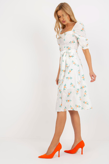 Valge ja oranži lilleline... 2