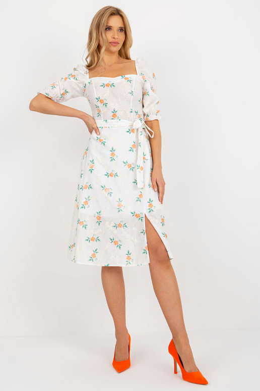 Valge ja oranži lilleline tikandiga... Valge ja oranži lilleline tikandiga...