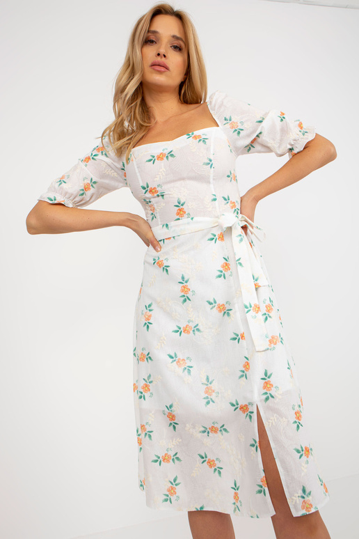 Valge ja oranži lilleline tikandiga... Valge ja oranži lilleline tikandiga...