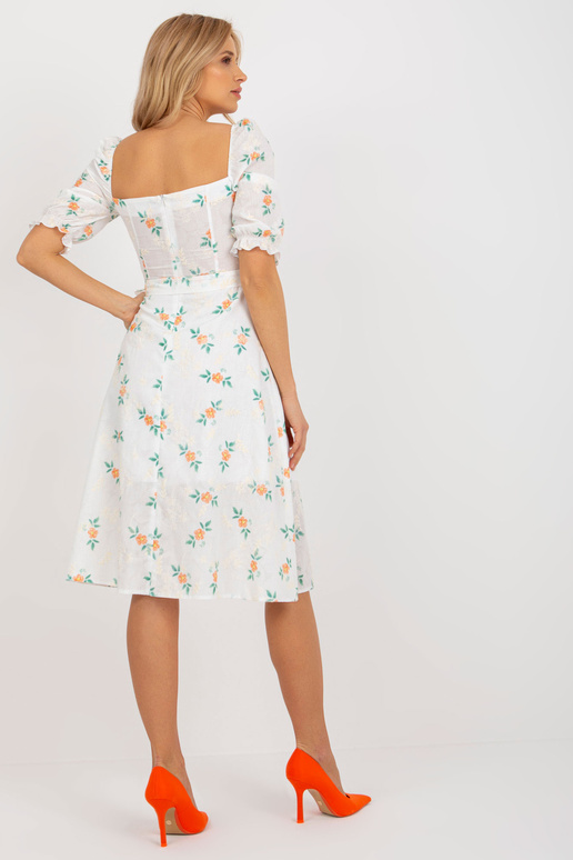 Valge ja oranži lilleline tikandiga... Valge ja oranži lilleline tikandiga...