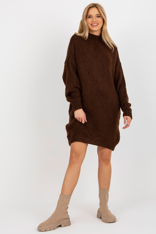 Tumepruun avara kilpkaelusega kootud...