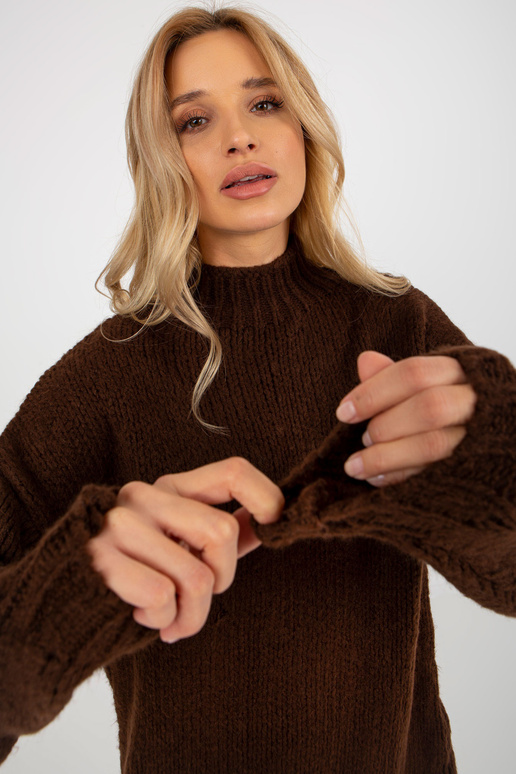 Tumepruun avara kilpkaelusega kootud...