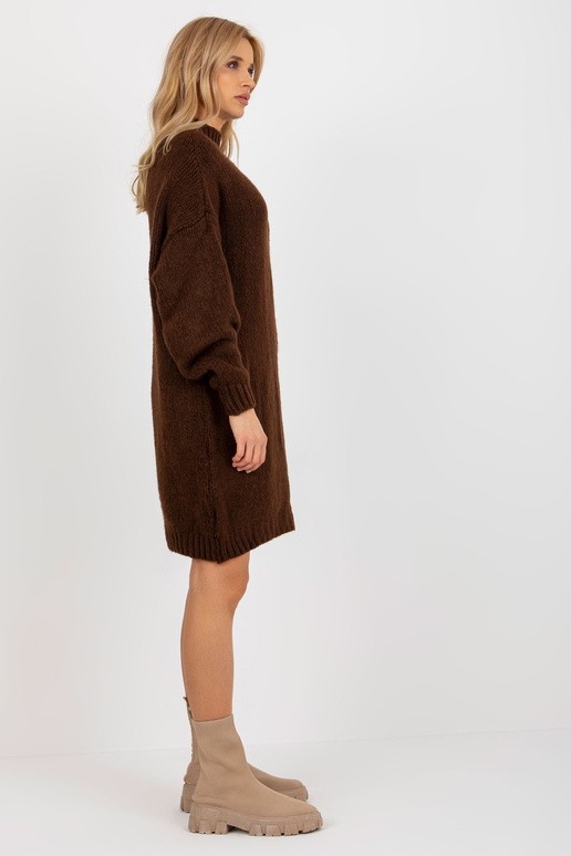 Tumepruun avara kilpkaelusega kootud...