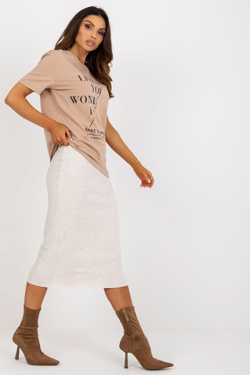 Tumebeež puuvillase kirjaga naiste... Tumebeež puuvillase kirjaga naiste...