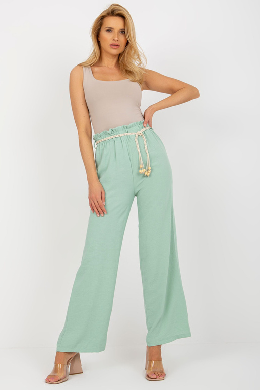 Helerohelisest kangast õhukese vööga...