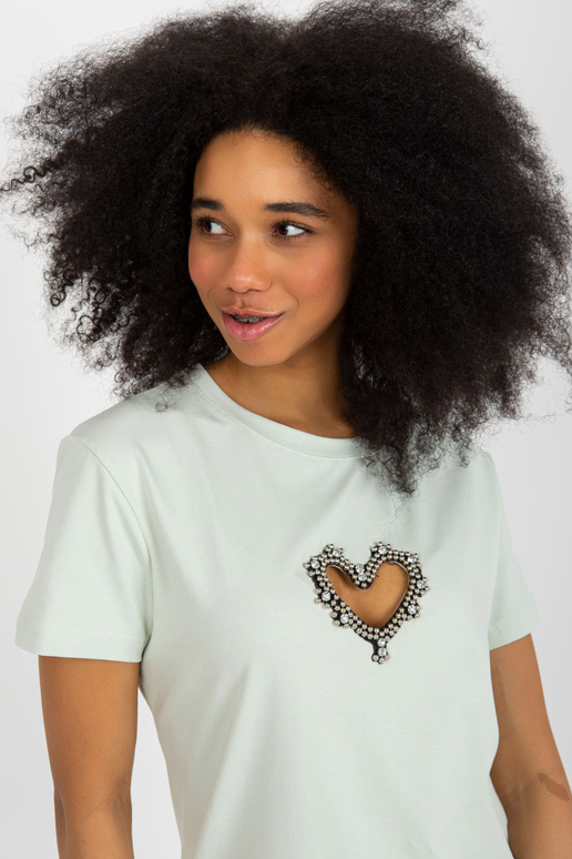 Heledat värvi südamekujulise...