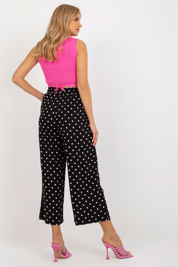 Mustast kangast täppidega... 2