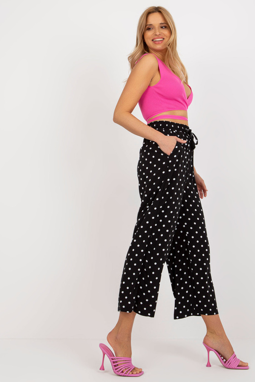 Mustast kangast täppidega...