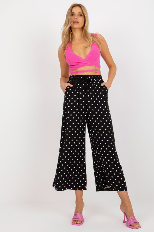 Mustast kangast täppidega...