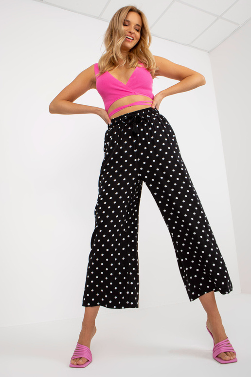 Mustast kangast täppidega...