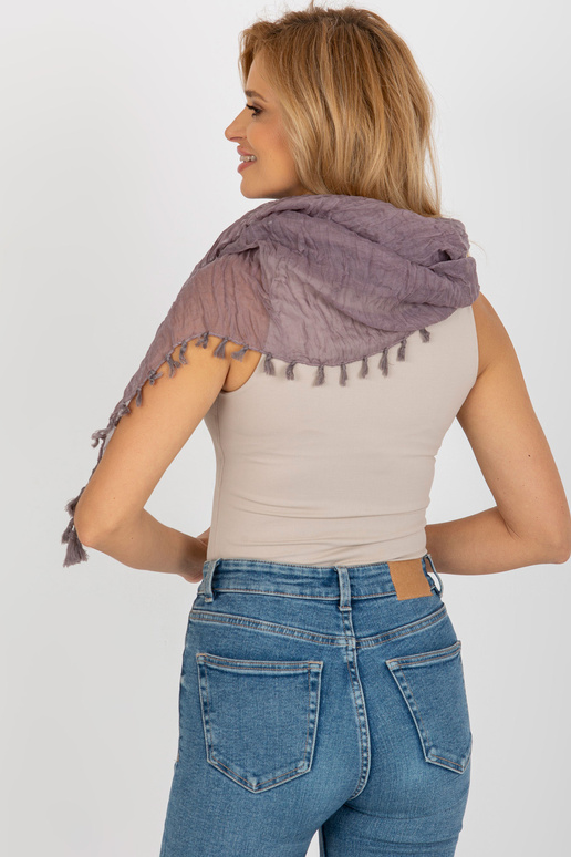 Tumelilla sall dekoratiivse kaunistusega