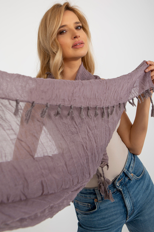 Tumelilla sall dekoratiivse kaunistusega