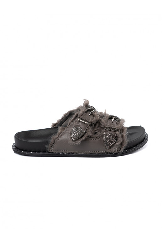 Halli värvi plätud karusnahaga i ćwiekami Halli värvi plätud karusnahaga i ćwiekami