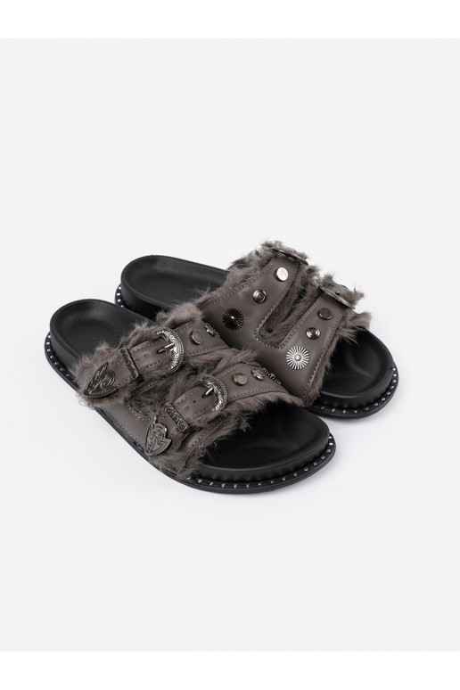 Halli värvi plätud karusnahaga i ćwiekami Halli värvi plätud karusnahaga i ćwiekami