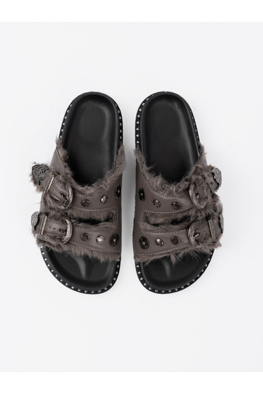 Halli värvi plätud karusnahaga i ćwiekami Halli värvi plätud karusnahaga i ćwiekami