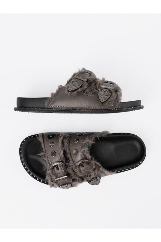 Halli värvi plätud karusnahaga i ćwiekami Halli värvi plätud karusnahaga i ćwiekami