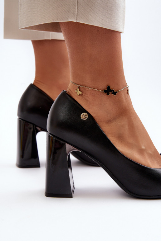 Kingad kõrge jämeda kontsaga lipsukesega Must Ariemessa