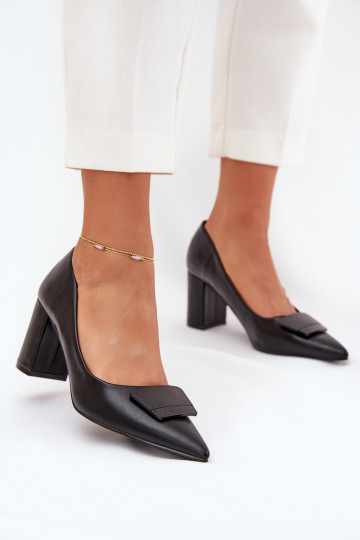 Kingad kõrge jämeda kontsaga kaunistustega Must Celira