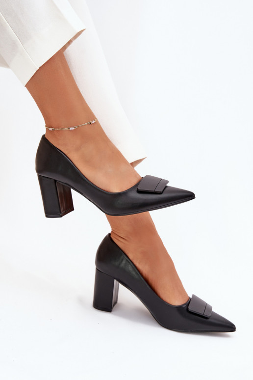 Kingad kõrge jämeda kontsaga kaunistustega Must Celira