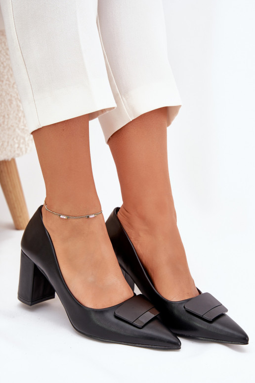 Kingad kõrge jämeda kontsaga kaunistustega Must Celira