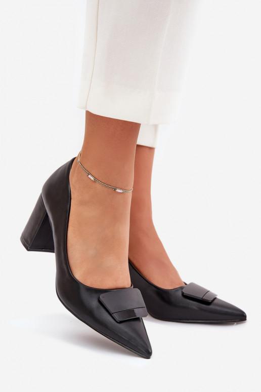 Kingad kõrge jämeda kontsaga kaunistustega Must Celira