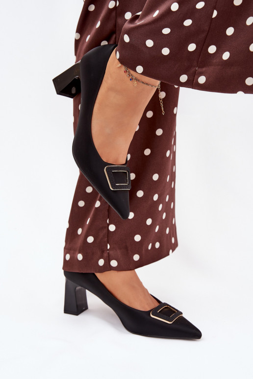 Kingad kõrge jämeda kontsaga kaunistustega neetide ja pandlaga Must Seriva