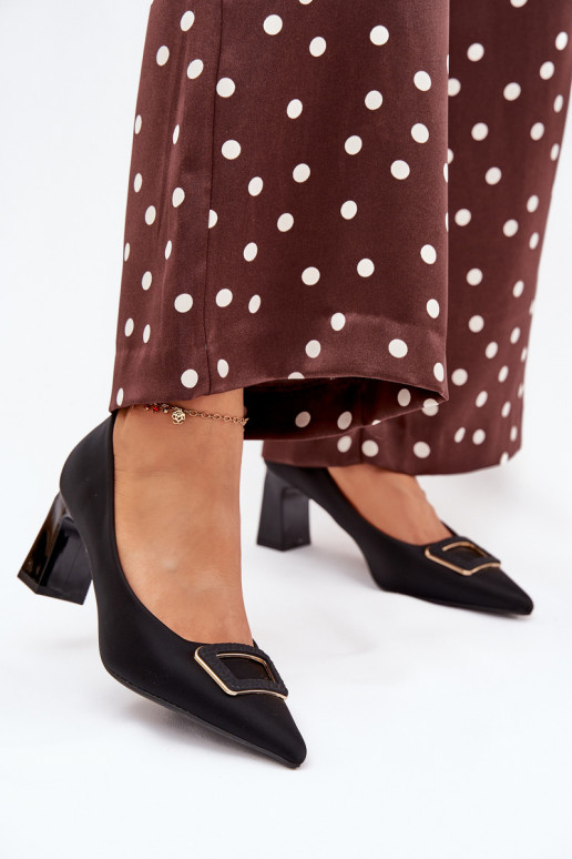 Kingad kõrge jämeda kontsaga kaunistustega neetide ja pandlaga Must Seriva