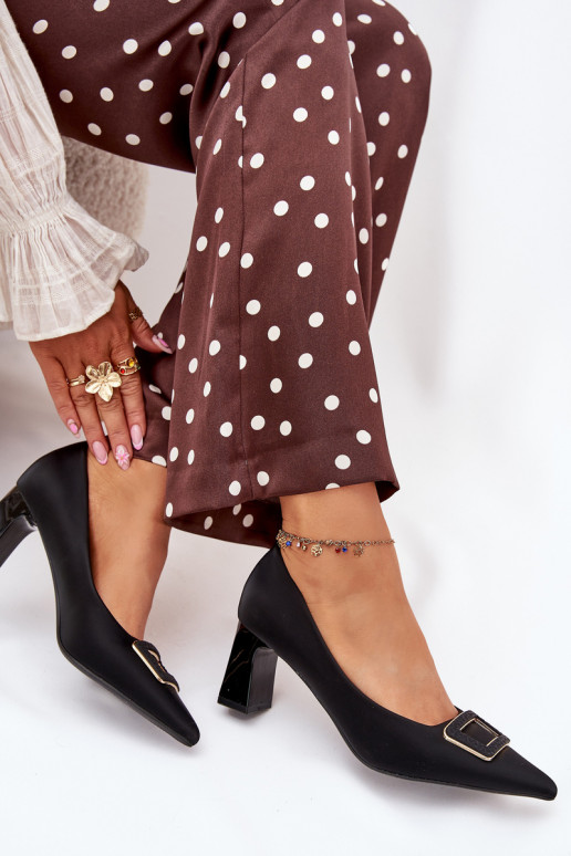 Kingad kõrge jämeda kontsaga kaunistustega neetide ja pandlaga Must Seriva