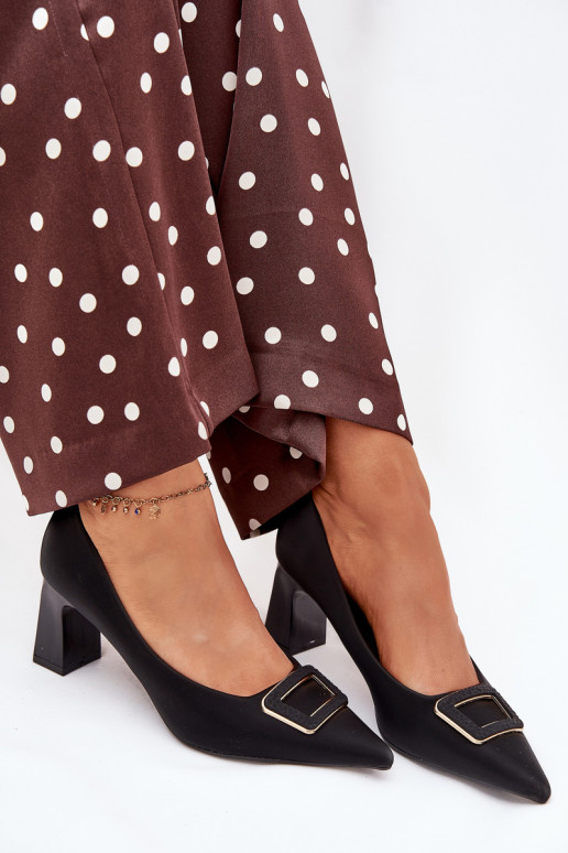 Kingad kõrge jämeda kontsaga kaunistustega neetide ja pandlaga Must Seriva